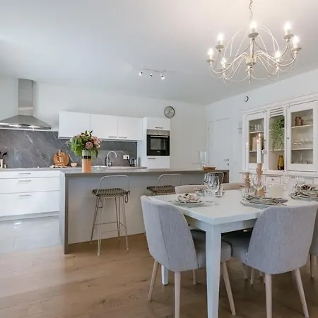 Luminous Near The Marina With Parking - 3br *